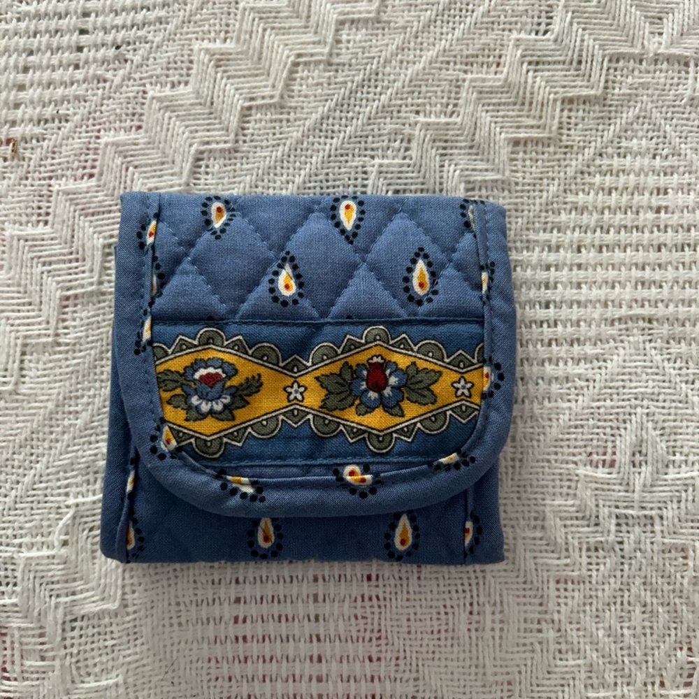 Adorable and feminine Vera Bradley wallet in mint condition! 🌸